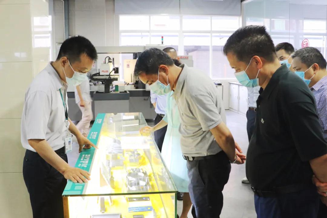 伍培进带队深入企业调研，，坚定企业信心同营生长
